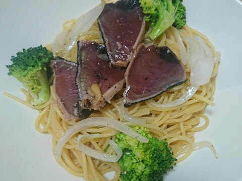 カツオのたたきと新玉ねぎとブロッコリーのパスタ